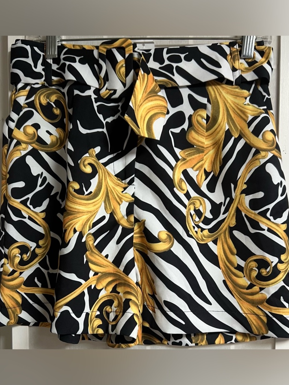 NWT Ovi Women's Baroque Print Shorts SZ MEDIUM Black Gold White With Belt